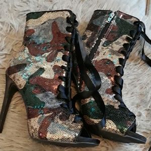 Camoflauge peek toe boots